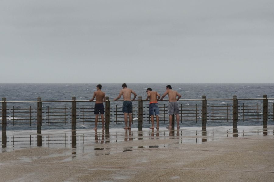 Fuerte oleaje en el Paseo Nuevo