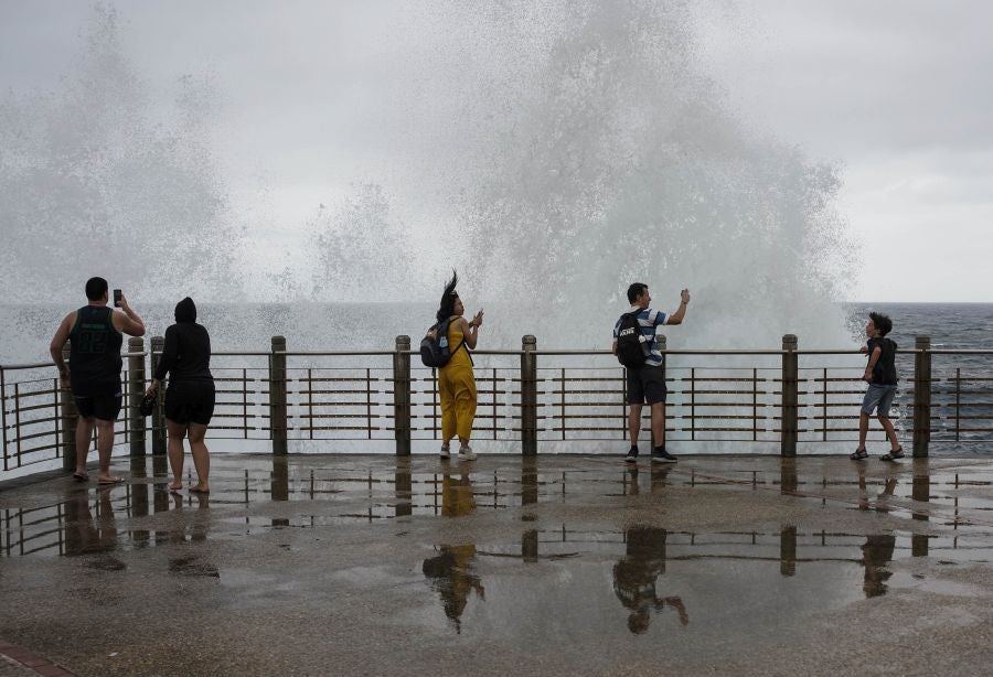 Fuerte oleaje en el Paseo Nuevo