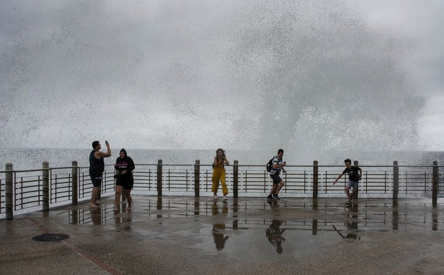Fuerte oleaje en el Paseo Nuevo