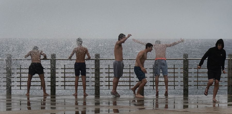 Fuerte oleaje en el Paseo Nuevo