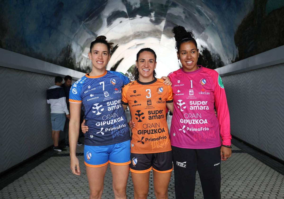 Emma Boada, Esther Arrojeria y Alice Fernandes Silva posan este jueves con las nuevas equipaciones de la temporada.