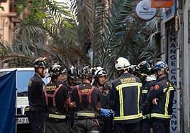Bomberos de Barcelona en el Raval de Barcelona este jueves.