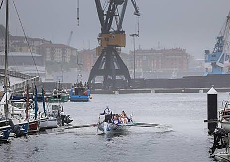 Imagen secundaria 1 - Entrenamiento de Donostia Arraun Lagunak en la bahía de Pasaia. 