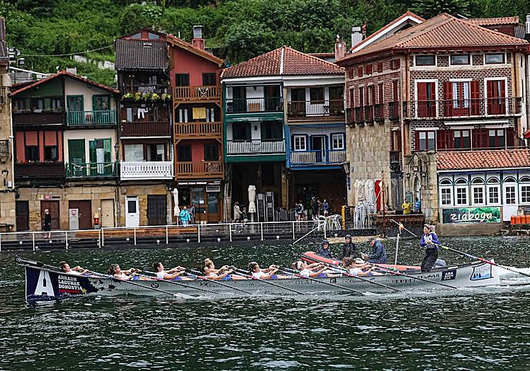Imagen principal - Entrenamiento de Donostia Arraun Lagunak en la bahía de Pasaia. 