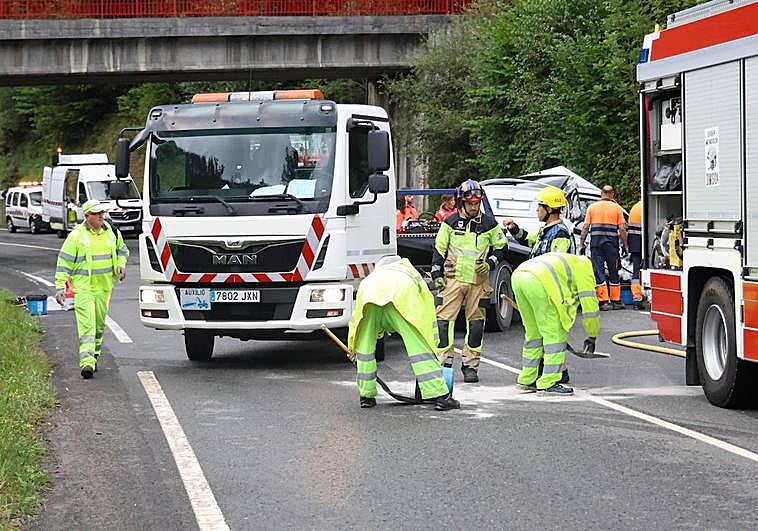 Operarios de limpieza, bomberos, ertzainas y la grúa en el lugar del accidente mortal.