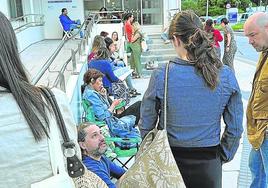 Colas de sanitarios a las 6.30 horas ante el Hospital Donostia.