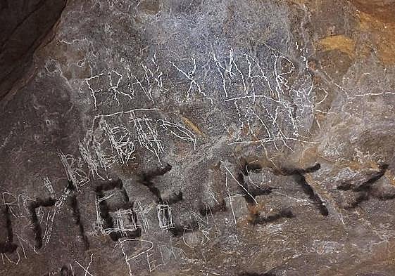 Pintadas y grafitos en el interior de la cueva de Lezetxiki.