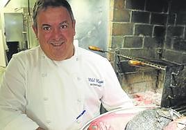 Mikel Mayán, con un plato de pescados que irán directos a la parrilla del Aldanondo.