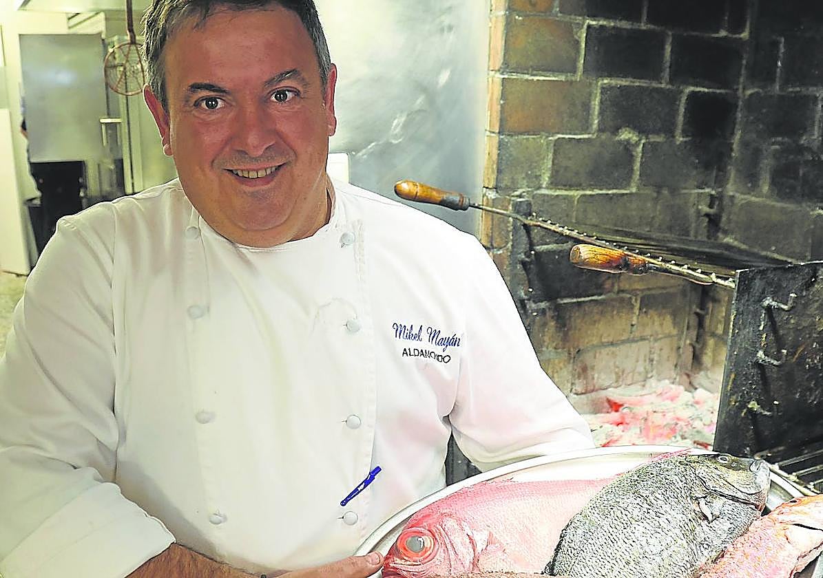 Mikel Mayán, con un plato de pescados que irán directos a la parrilla del Aldanondo.