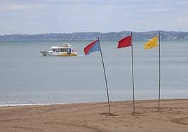 Las tres banderas colocadas este viernes en la playa de Hondarribia.