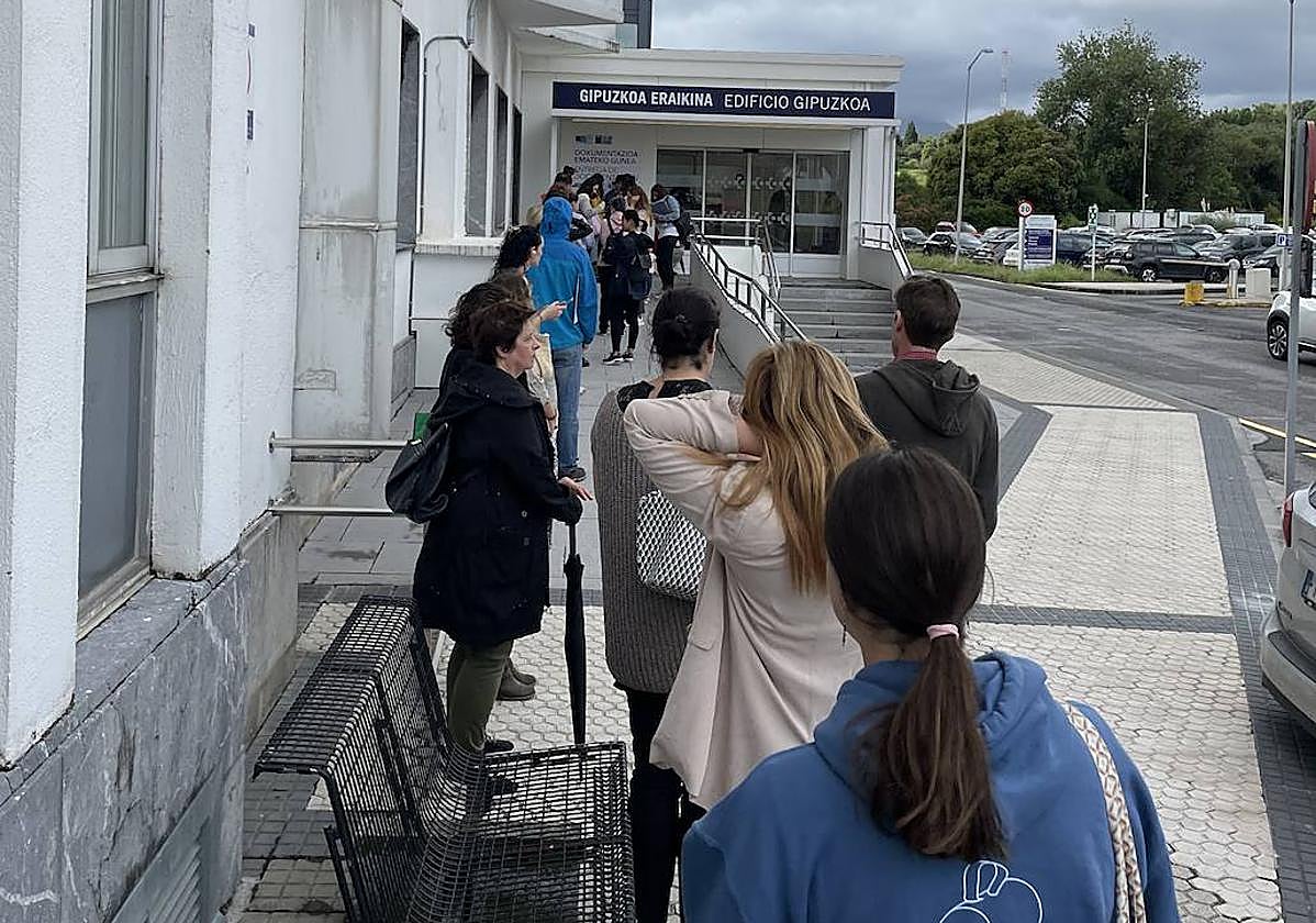 La cola en el Edificio Gipuzkoa del Hospital de Donostia a las 12 del mediodía