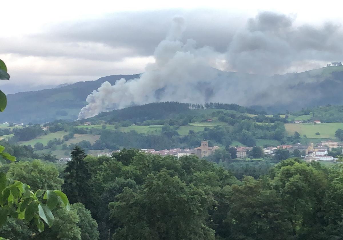 Fuego en los almácenes de Huevos Gorrotxategi en Idiazabal