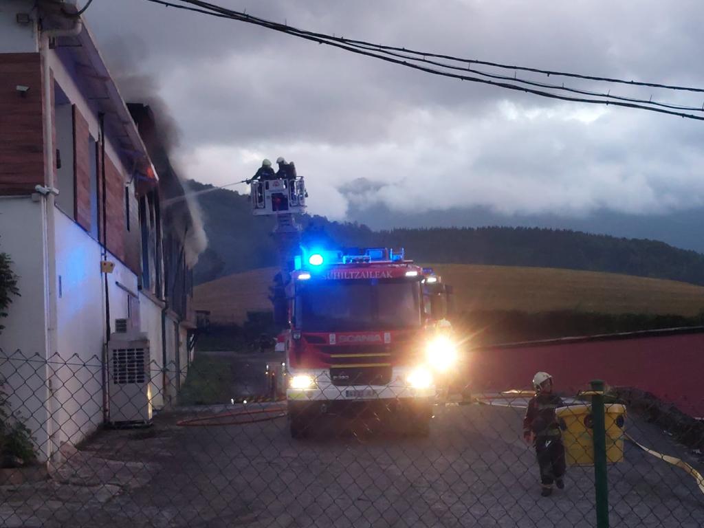 Fuego en los almácenes de Huevos Gorrotxategi en Idiazabal