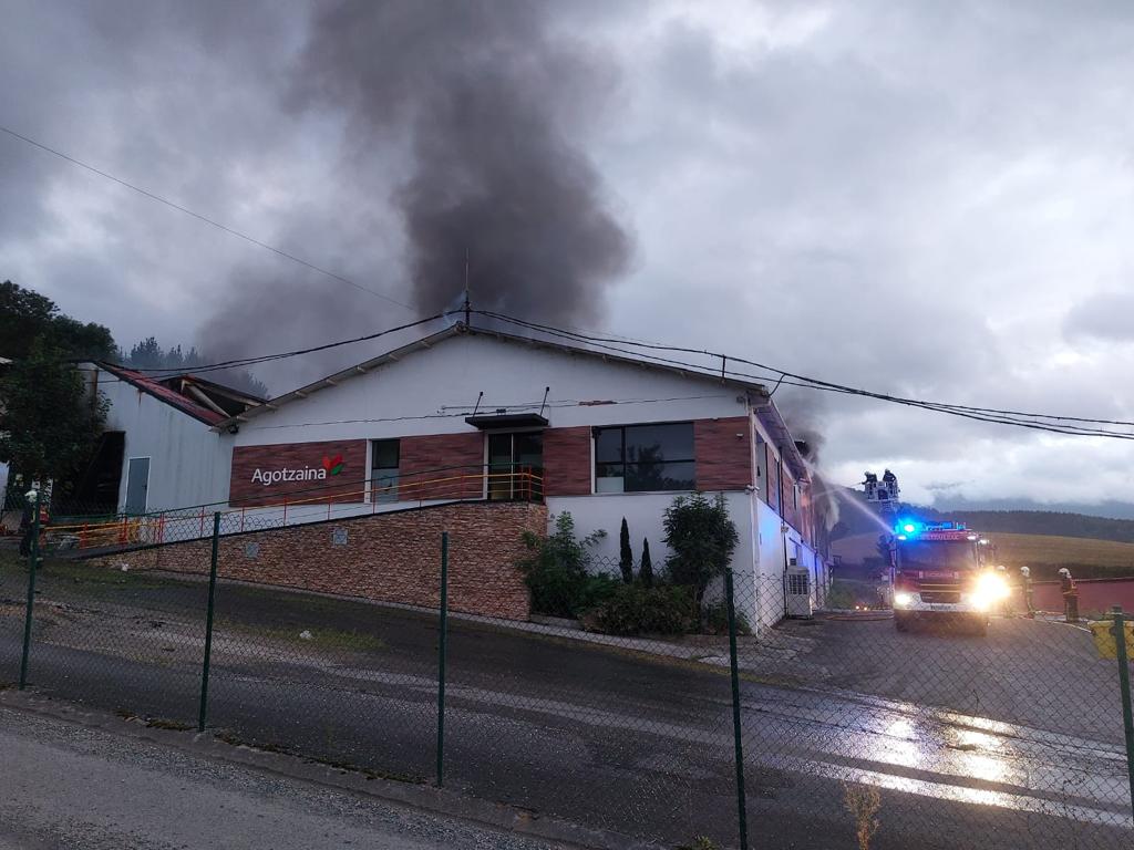 Fuego en los almácenes de Huevos Gorrotxategi en Idiazabal