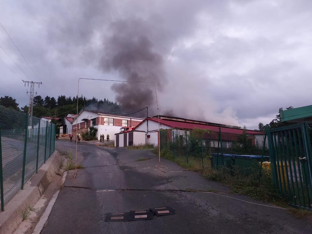 Fuego en los almácenes de Huevos Gorrotxategi en Idiazabal