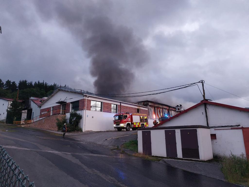 Fuego en los almácenes de Huevos Gorrotxategi en Idiazabal