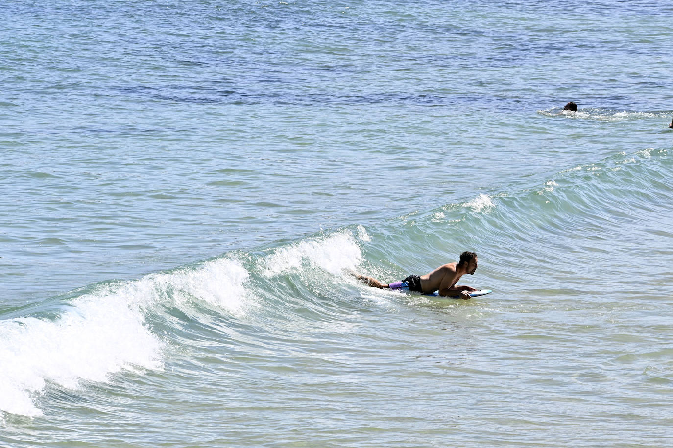 Jornada soleada en las playas guipuzcoanas