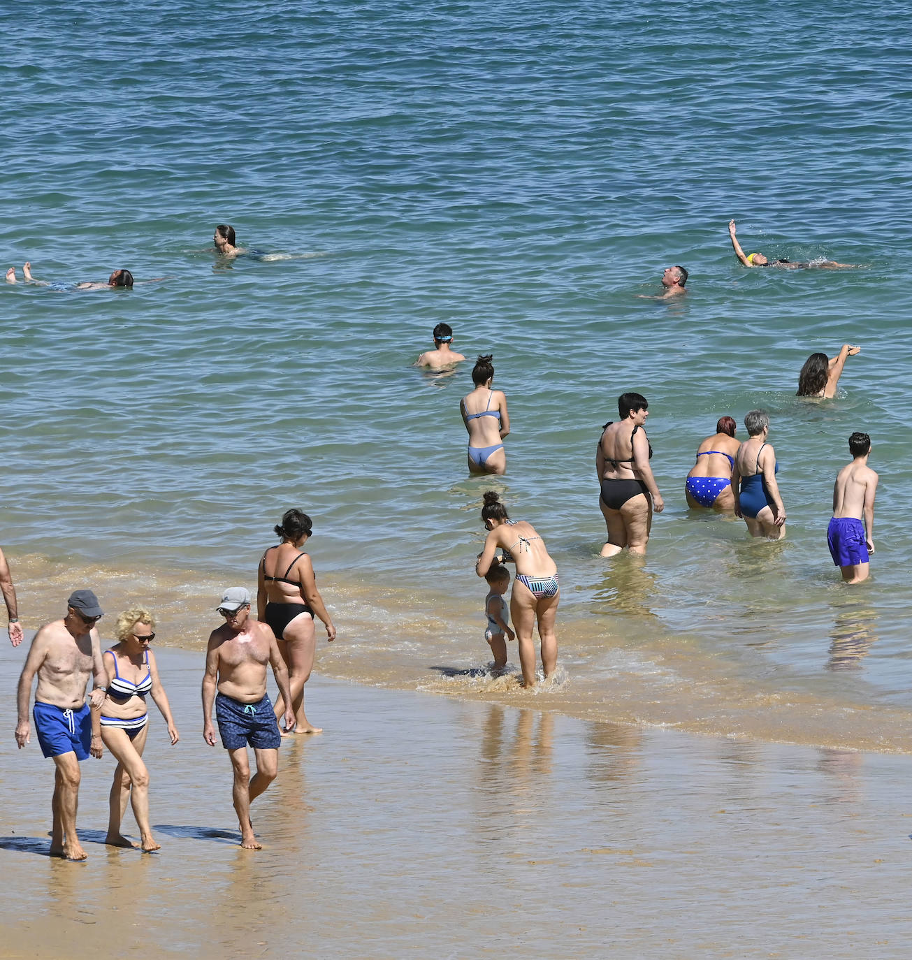Jornada soleada en las playas guipuzcoanas