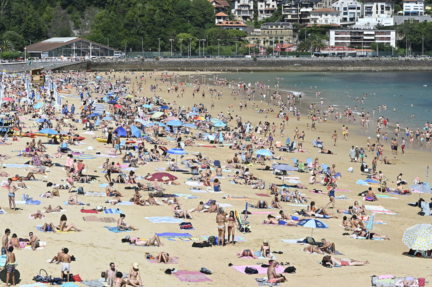 Jornada soleada en las playas guipuzcoanas