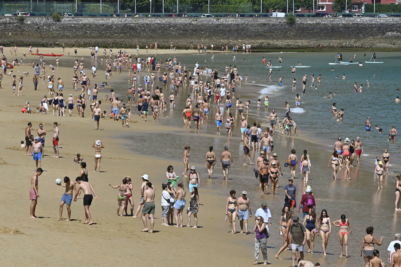 Jornada soleada en las playas guipuzcoanas