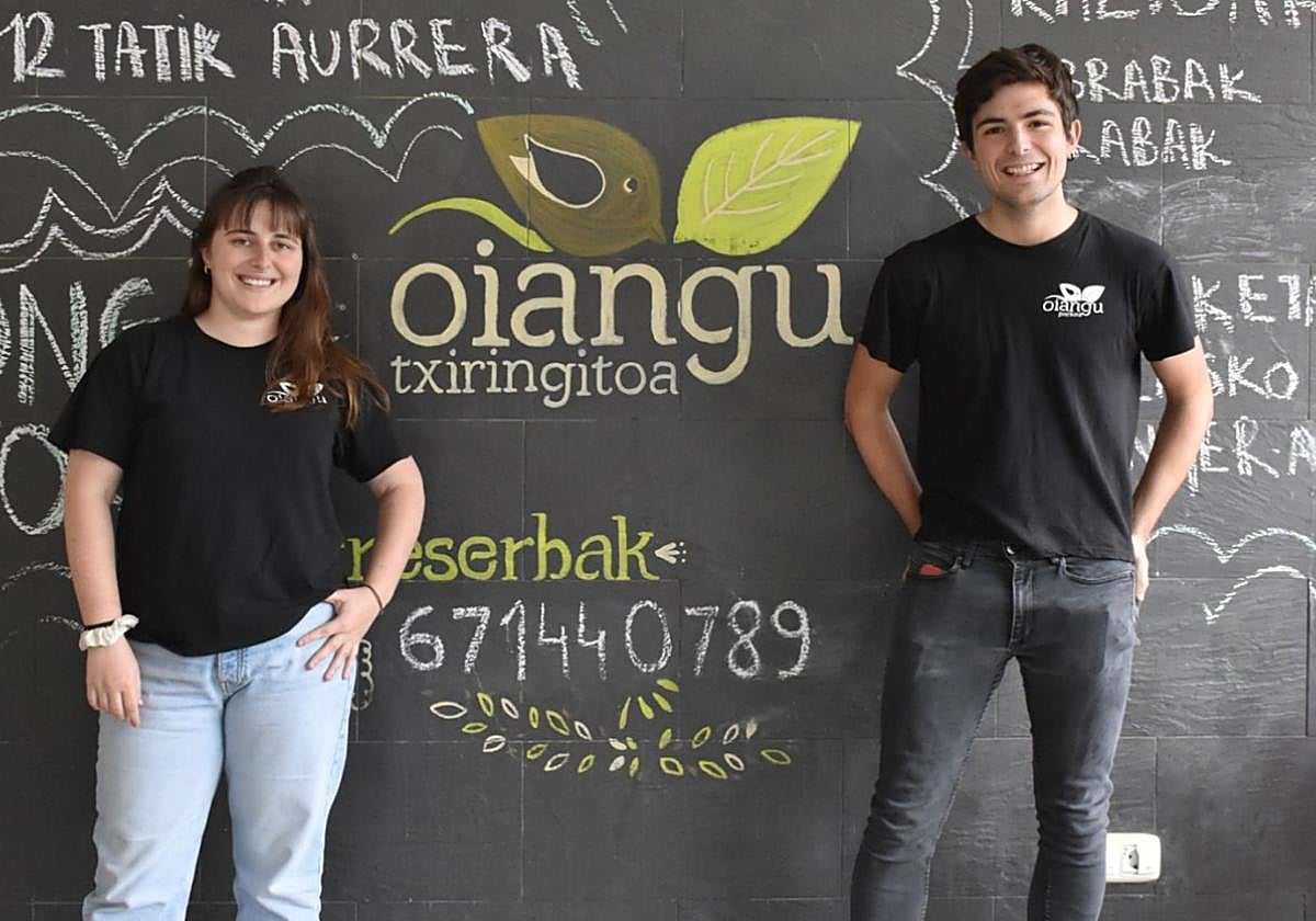 Olatz e Iker, dos de los jóvenes del grupo Sokka que gestiona el chiringuito de Oiangu este verano.