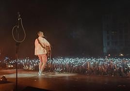 Iñigo Etxezarreta, cantante de En Tol Sarmiento (ETS), sobre el escenario en un concierto de este verano.