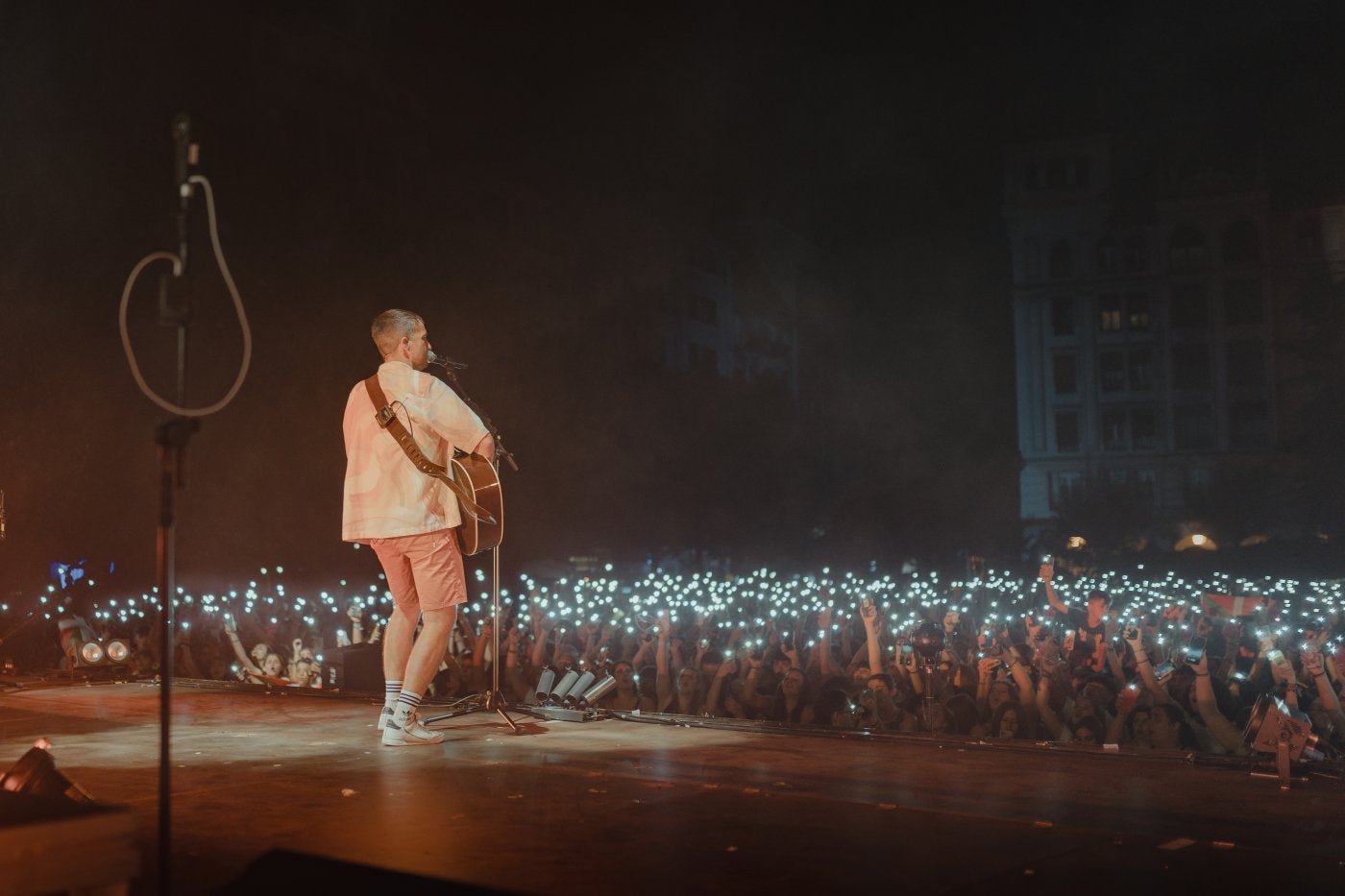 Iñigo Etxezarreta, cantante de En Tol Sarmiento (ETS), sobre el escenario en un concierto de este verano.
