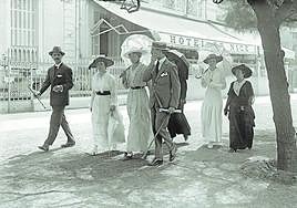 Gente elegante paseando por La Concha.