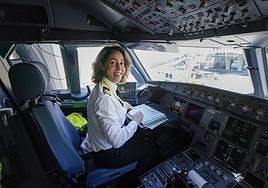 A los mandos de un avión con la única comandante guipuzcoana