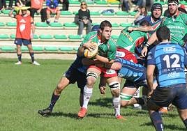 Un jugador del Hernani protege el oval en el derbi contra el Bera Bera en Landare.