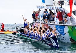 Las remeras de Arraun Lagunak celebran su victoria en Lekeitio.