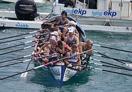 Gorka Aranberri felicita a sus remeros.