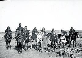 Grupo de policías y obreros de su partida, en Dar Asugaf, en una imagen de Berriochoa.