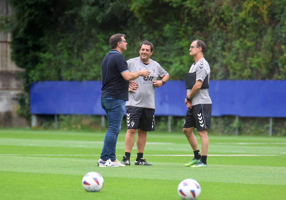 César Palacios, Andoni Azkargorta y Joseba Etxeberria dialogan en Atxabalpe.