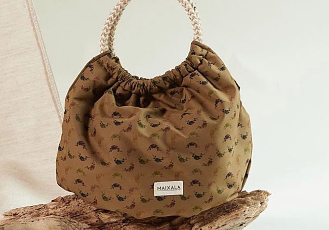 Modelo 'Olea florida' con estampado de flores