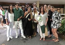 Amaya Arzallus, con el trofeo conseguido por 'Gaheris' junto a familiares y amigos de su hijo Álvaro Odriozola.