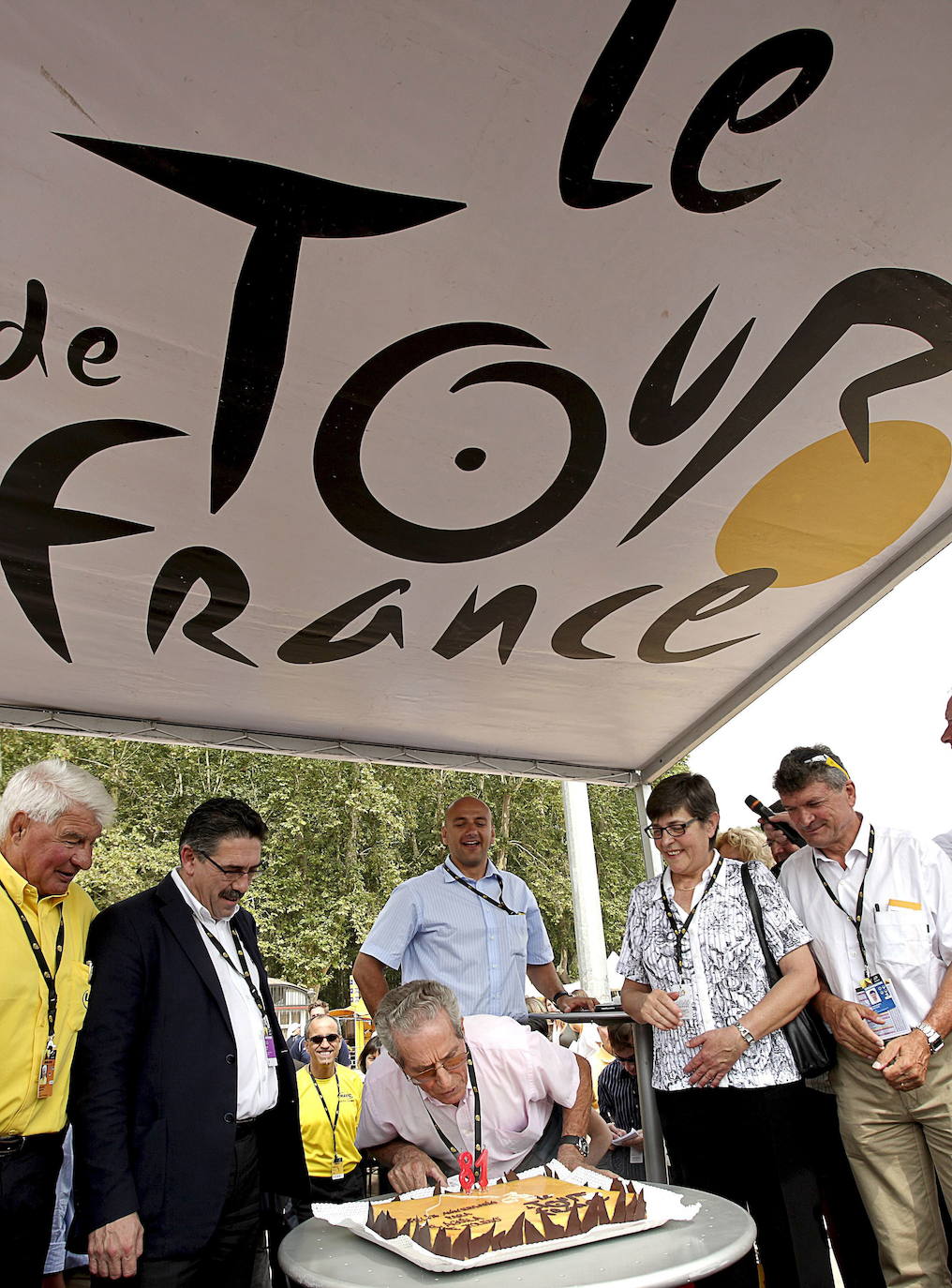 Bahamontes sopla las velas en su 81 cumpleaños en la salida de la etapa que partió en 2009 de Girona.