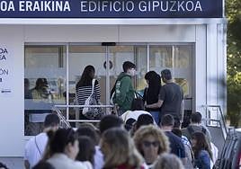 Las colas para presentar la documentación en el hospital de Donostia se mantenían este martes.