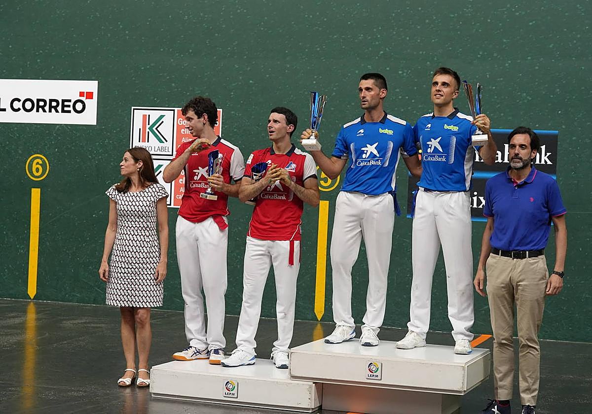 Martija, Altuna III y los campeones Albisu y Peña II, en el podio del Ogueta.