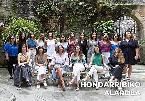 Las cantineras del alarde de Hondarribia se han reunido en el Parador Carlos V.
