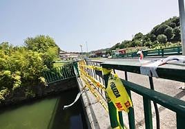 La valla del puente de Lugañene que el coche rompió para precipitarse al agua.