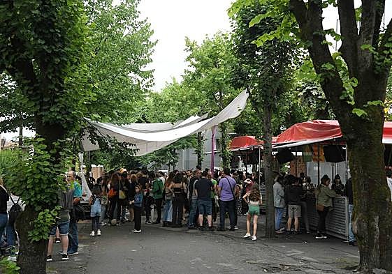 Txosna festiva de una localidad guipuzcoana con numerosos consumidores.