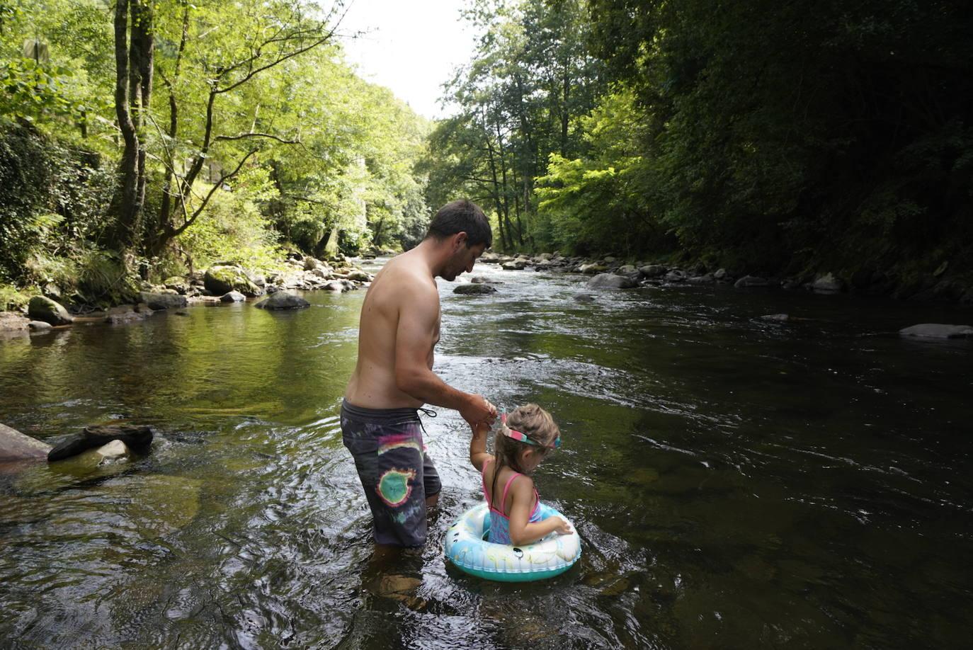 Los chapuzones y la sombra, los mejores aliados para evitar el sofoco