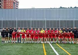 La plantilla posa junto al cuerpo técnico el primer día dela pretemporada.