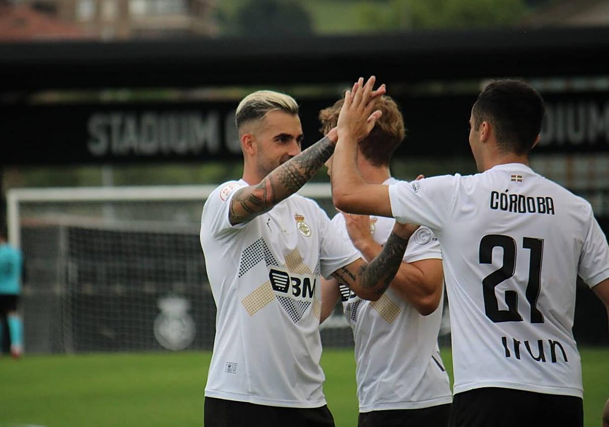 Oyarzun celebra con Córdoba un gol en uno de los amistosos de la pretemporada.