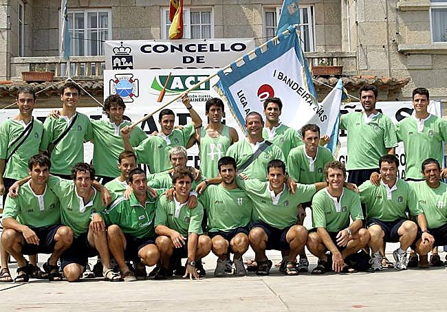 Los remeros de Hondarriba celebran juntos la conquista de la primera bandera.