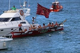 La tripulación de Lapurdi celebra su triunfo en Hondarribia el pasado fin de semana.