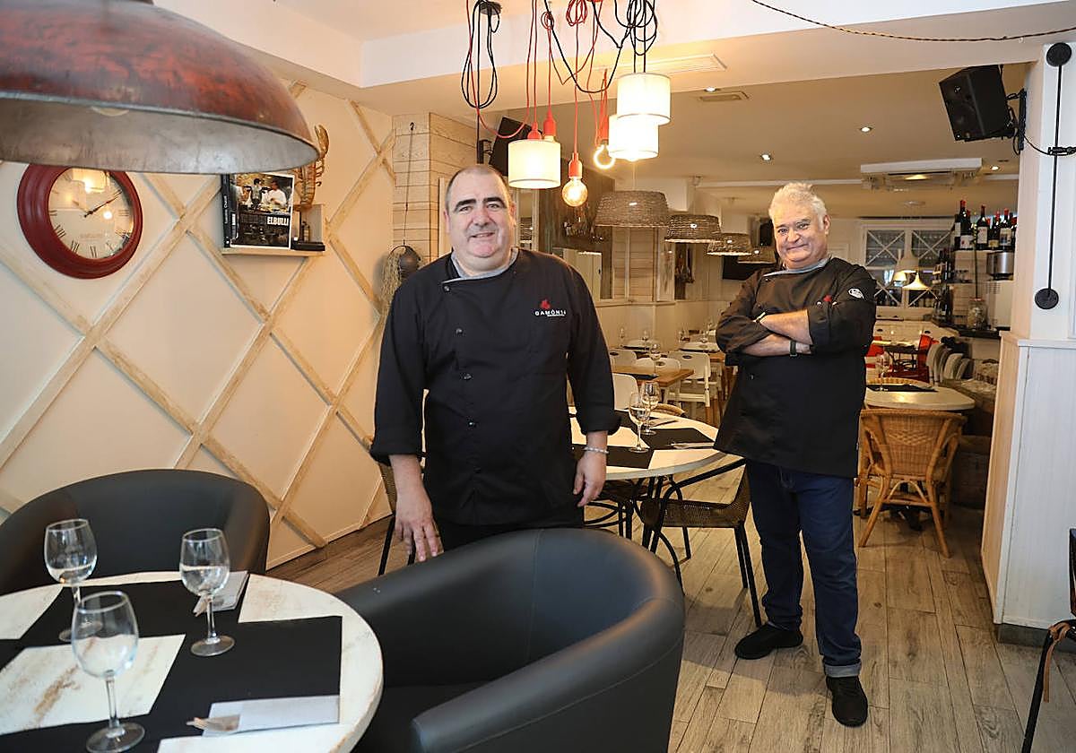 Los responsables del Gamón 14, en el comedor del restaurante.