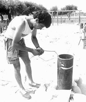 Imagen secundaria 2 - Varios momentos de operarios trabajando en 1986 y 1988.