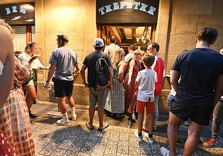 Imagen principal - Colas de una hora en Donostia para comer pintxos